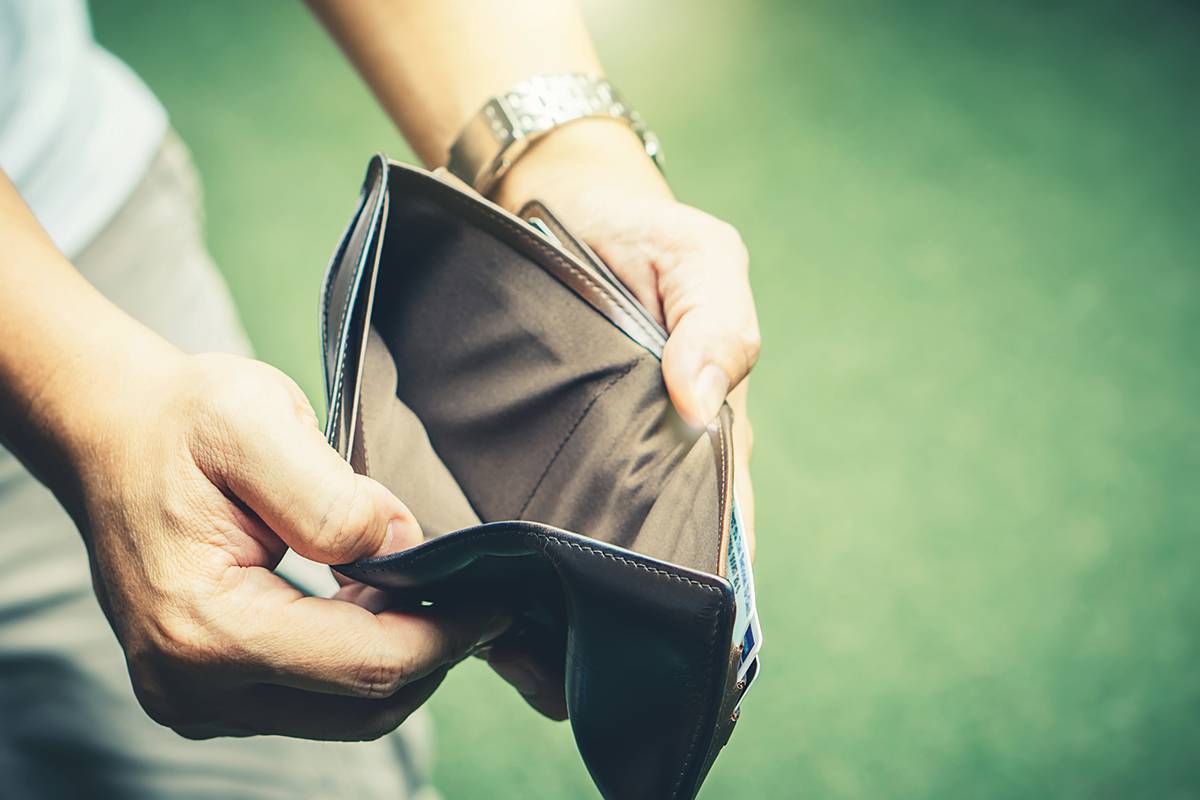 سرقة أموال علاج نجم مصري أثناء جلوسه على الكرسي المتحرك