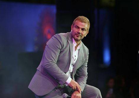 بالفيديو - الجمهور يلاحظ ملامح الحزن على عمرو دياب ويغني 