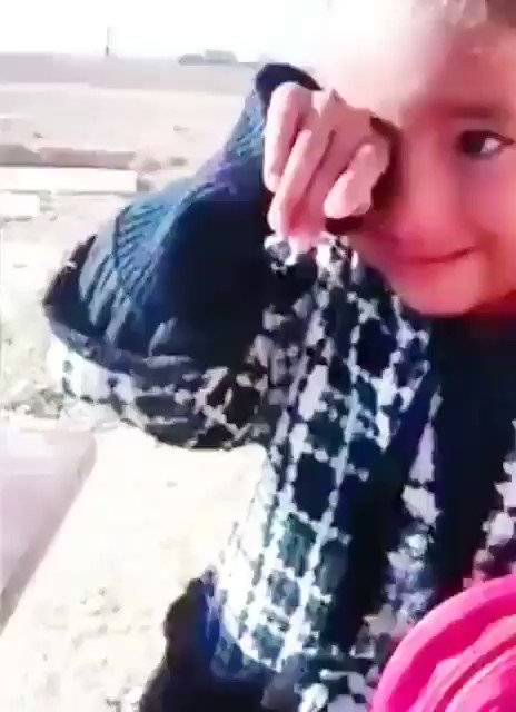 بالفيديو – طفلة لاجئة تثير موجة حزن ببكائها من الألم نتيجة البرد القارس