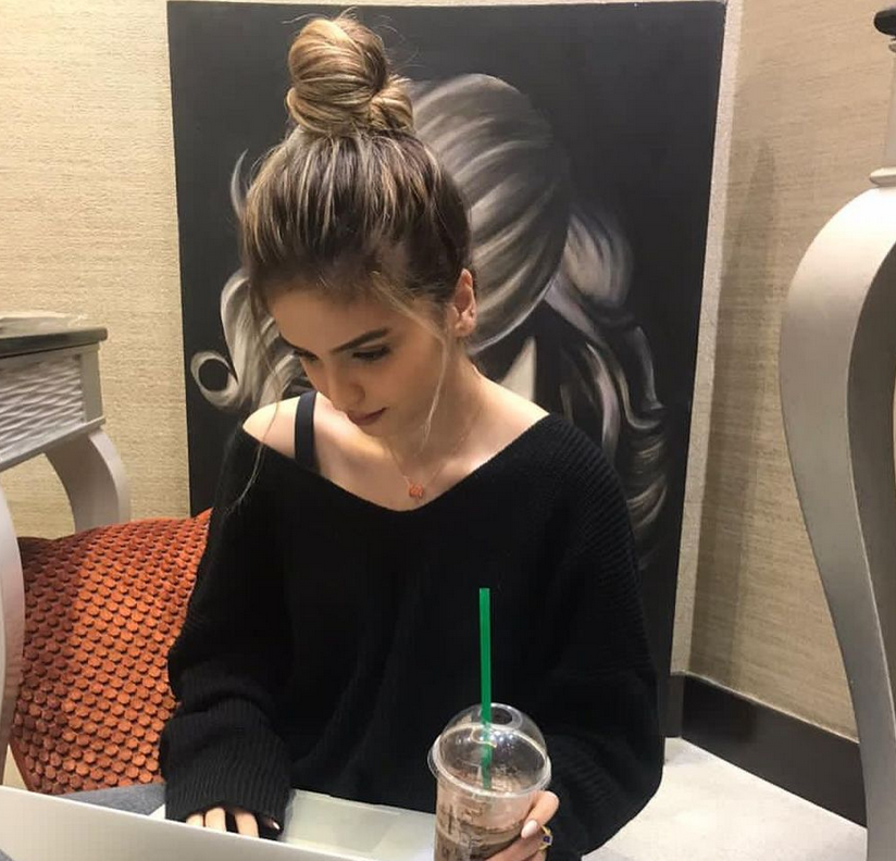 بالصور – فنان يقبّل قدم والدته ويوجّه رسالة 