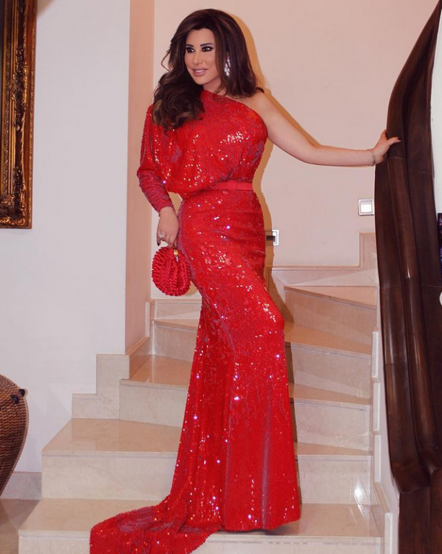 بالصور – إليكم تكلفة إطلالة نجوى كرم بالأحمر المميز في يوم زفاف ابن شقيقها