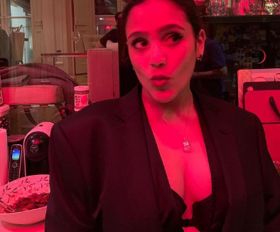 بالفيديو - جنا عمرو دياب تؤدي أغنية ببراعة بعد لقطات الأكل بشراهة