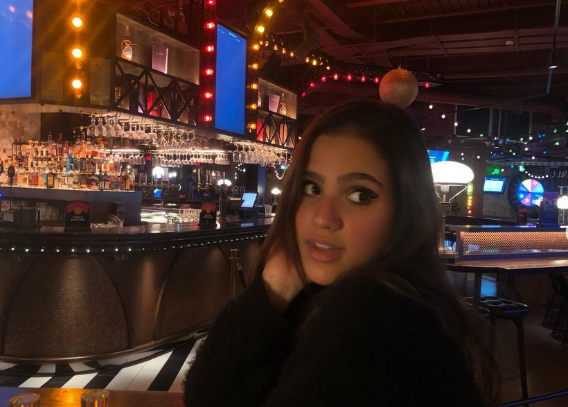 بالصورة – طريقة أكل جنا عمرو دياب تسرق الأضواء من جرأة ملابسها