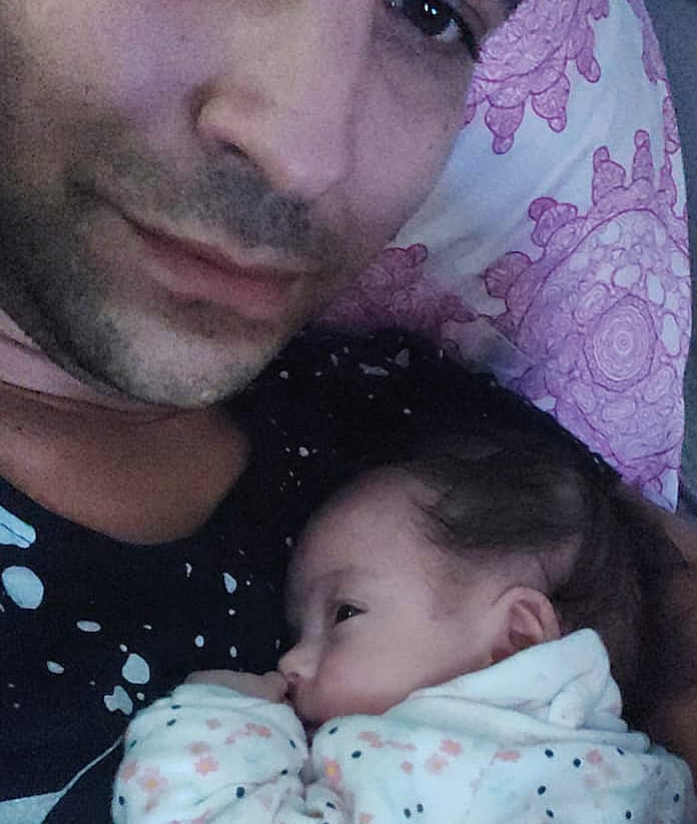 بالصورة - وفاة ابنة فنان عربي في شهرها الثالث بسكتة قلبية