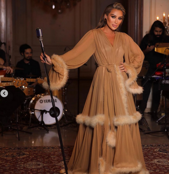 إليك سعر فستان مايا دياب من Dolce And Gabbana