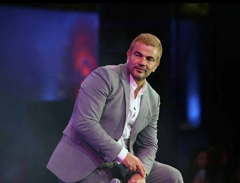 في صورة قديمة – عمرو دياب يغني لشيرين رضا والجمهور يلومه