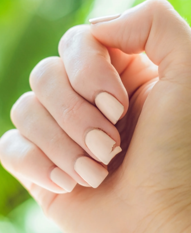 هكذا تمنعين تكسر أظافرك المتكرر بنفسك