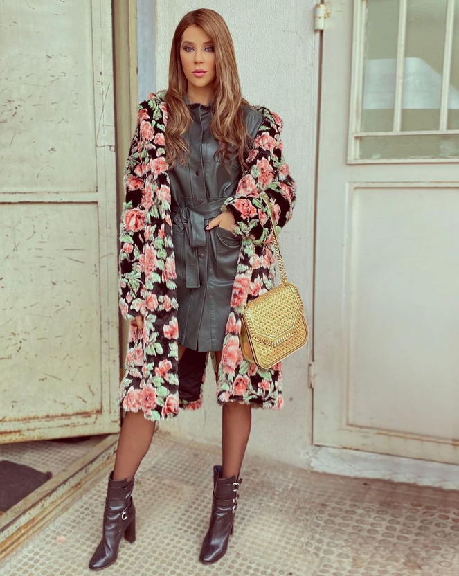 بالصور – تعلّمي كيف تنسّقين الحقيبة الذهبية مع فستان الجلد