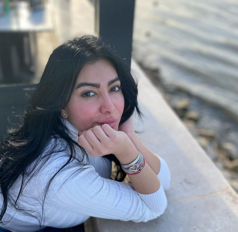 بالفيديو – استعيدوا مع ميرهان حسين بعض ذكرياتها في 