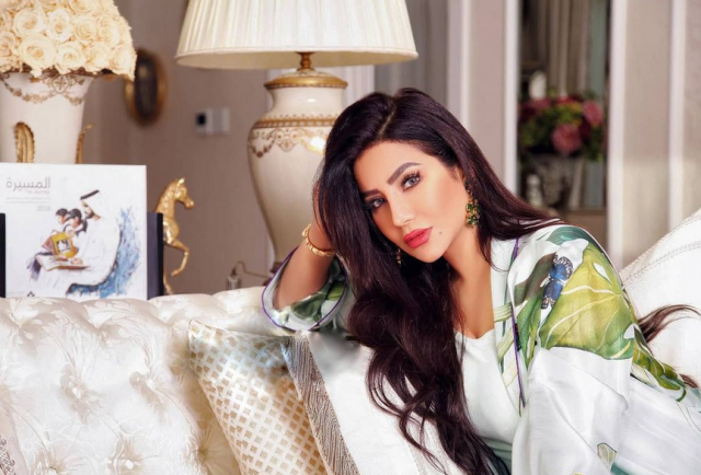 بالفيديو – نحافة لجين عمران بالسروال الضيق تجذب الأنظار