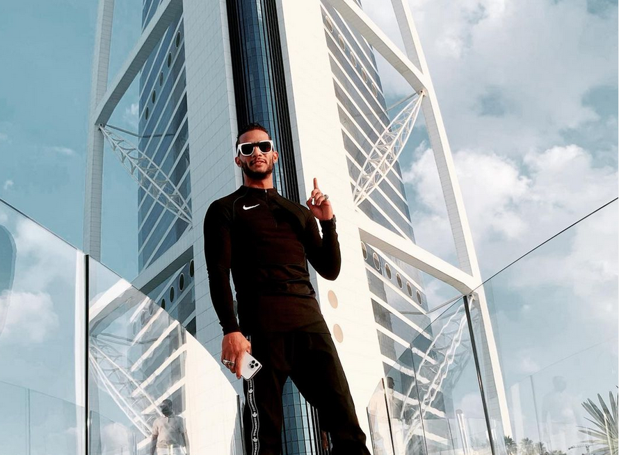 بالفيديو - محمد رمضان يسرق الأضواء مجدداً بطريقة أكله اللحم من يد الشيف