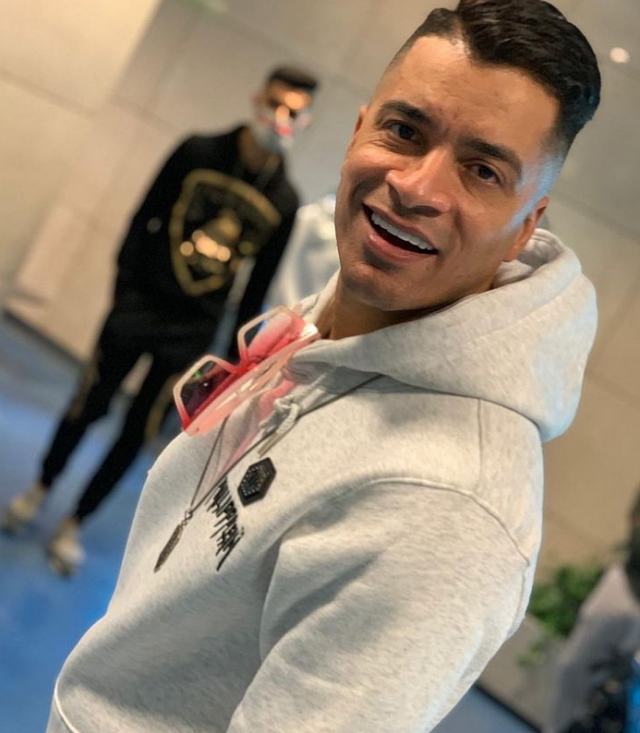 بالصورة والفيديو – حسن شاكوش يفاجئ الجمهور بتغيير مظهره