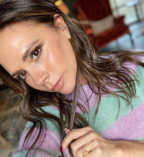 بالفيديو – هكذا أحرج الشعور بالجوع فيكتوريا بيكهام في مؤتمر صحافي