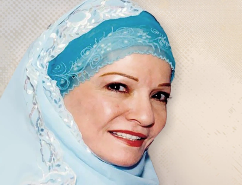 في صورة نادرة - الراحلة شادية تقبل رأس والدتها