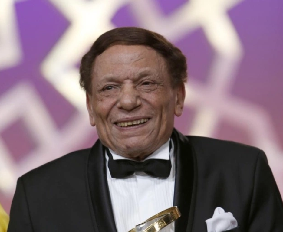 صورة رومنسية نادرة لعادل إمام وزوجته