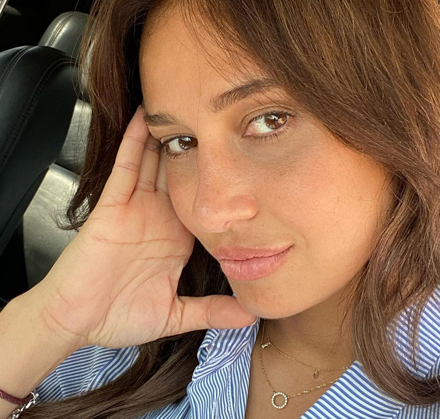 بالصورة - بعد نفيه خبر     ارتباطها... حلا شيحة تجلس في أحضان والدها