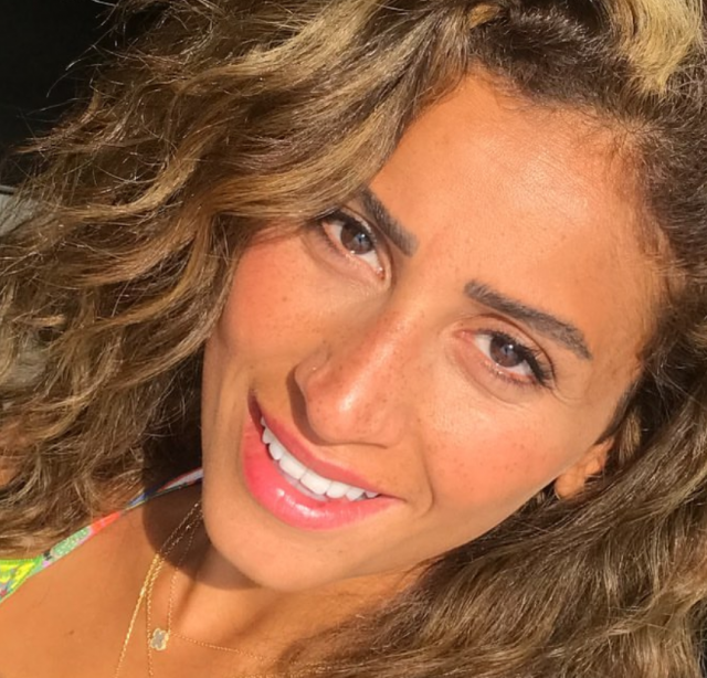 بالفيديو  - الجمهور يهاجم مراسلاً صحافياً بسبب سؤاله عن دينا الشربيني