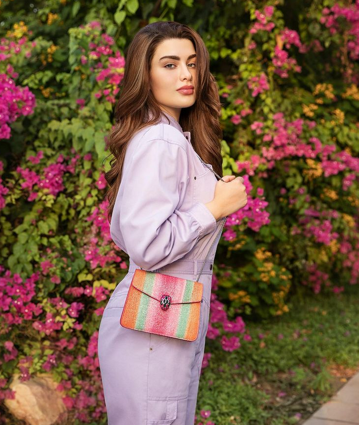 بالصور – قدمي لنفسك حقيبة بألوان قوس قزح من Bvlgari مثل روان بن حسين وهذا سعرها