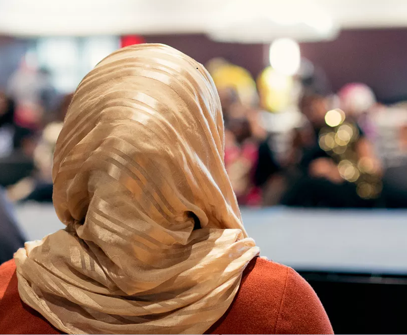 بالصور – ممثلة عربية تتخلى عن الحجاب بعد أشهر على ارتدائه