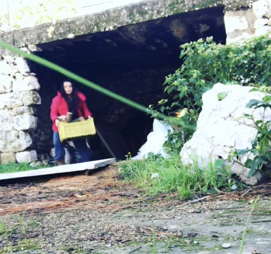 إعلامية لبنانية تبكي وتروي بفيديو تفاصيل تعرّضها للابتزاز والتهديد من معجب