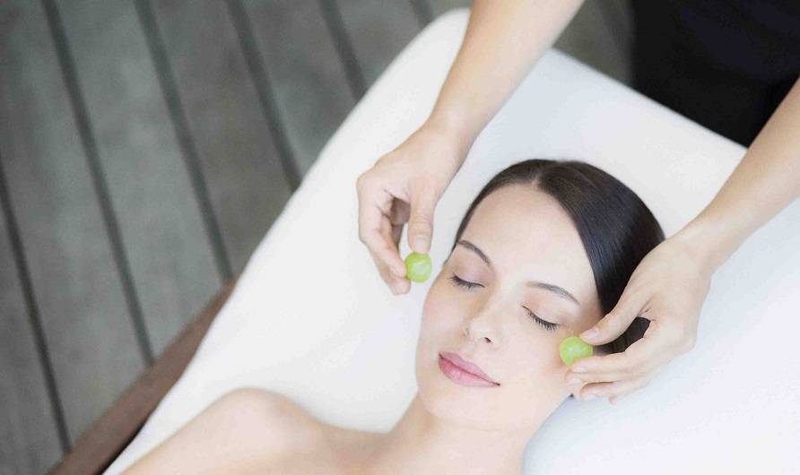 هكذا يمحو زيت بذور العنب المنزلي آثار الشيخوخة عن وجهك