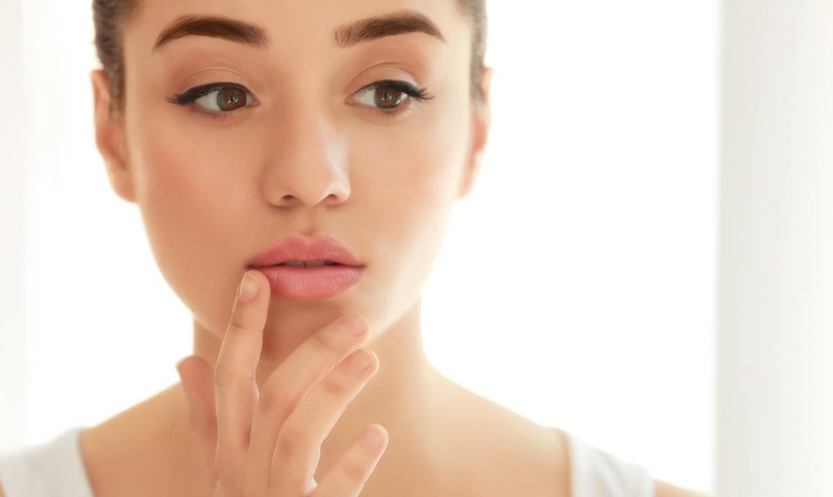 أسباب لا تعرفينها لجفاف بشرة الشفاه