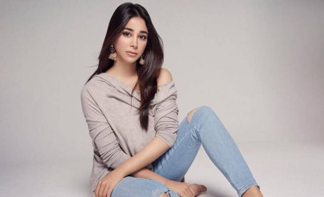 أسيل عمران بصورة من طفولتها: أشبه ممثل كوري؟