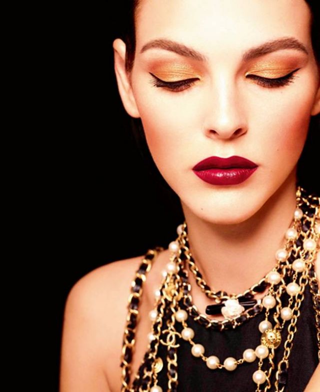 مكياج الأعياد  مع مستحضرات  LES CHAÎNES D’OR  من Chanel 