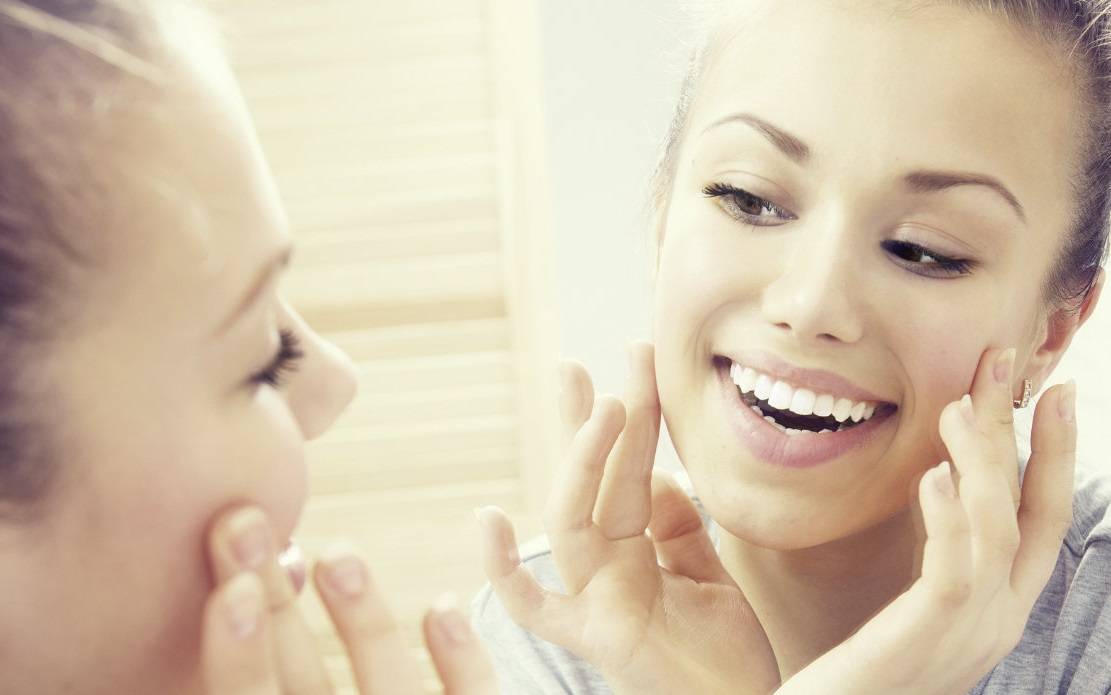 انتبهوا! هذه الأطعمة والمشروبات تحوّل لون أسنانكم إلى أصفر