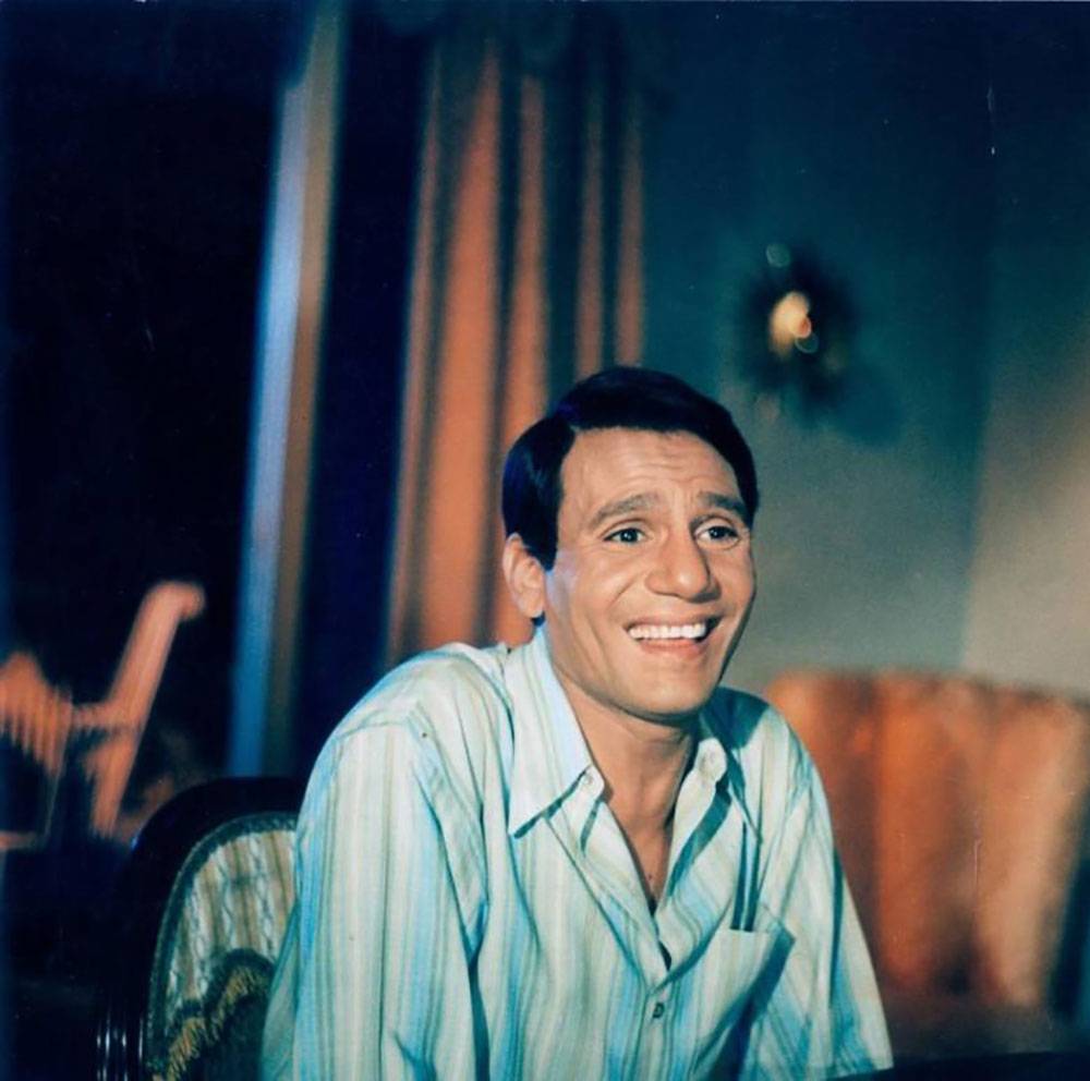 بالصور – لقطة نادرة لعبد الحليم حافظ وهو يغسل الأطباق بملابس النوم