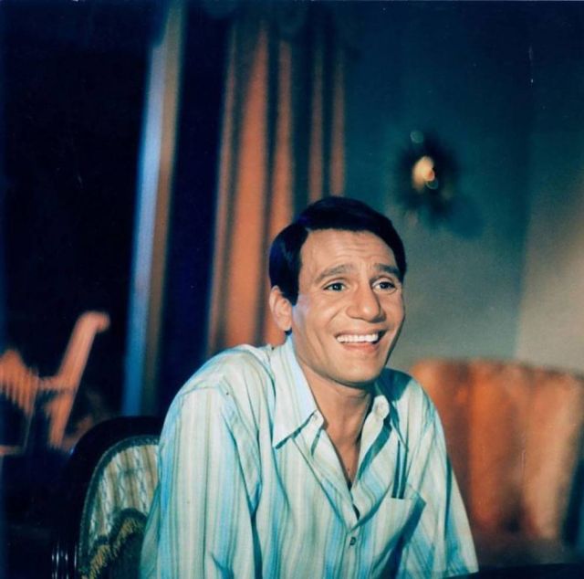 بالصور – لقطة نادرة لعبد الحليم حافظ وهو يغسل الأطباق بملابس النوم