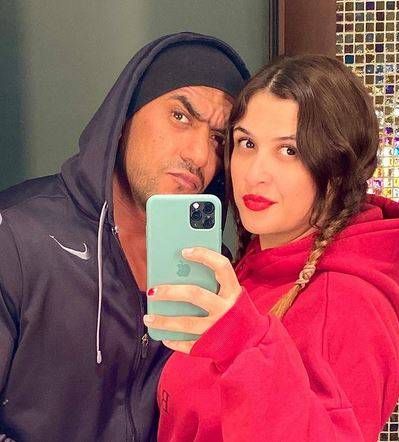 فيديو رائع - مفاجأة مميّزة من أحمد العوضي لزوجته... شاهدوا رومانسيته