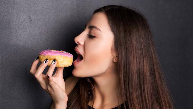 حيلة سهلة جداً لتخفيف الرغبة في تناول السكر