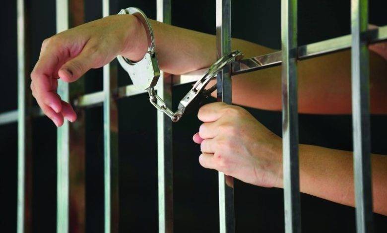 سجن مخرج مصري 15 عاماً في قضية مخدرات وبراءة فنانة منها