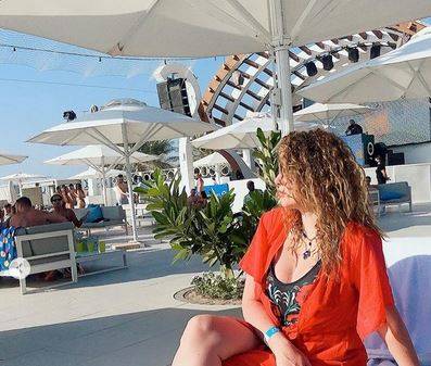 بالصور - فنانة عربية تعلن إصابتها بخمسة أورام في رقبتها وتطلب الدعاء