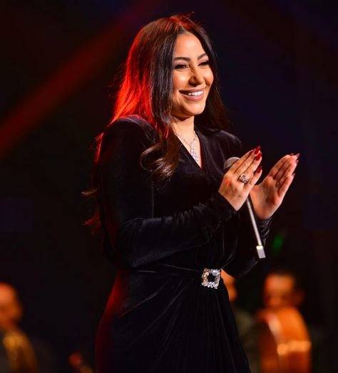 تعرفي إلى سعر فستان بوسي المخمل الأنيق