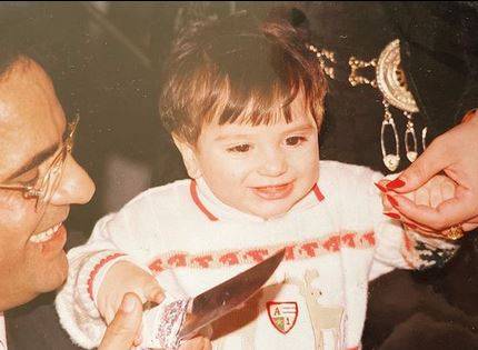 هذا الطفل بات نجماً وسيماً... خمّنوا من يكون؟