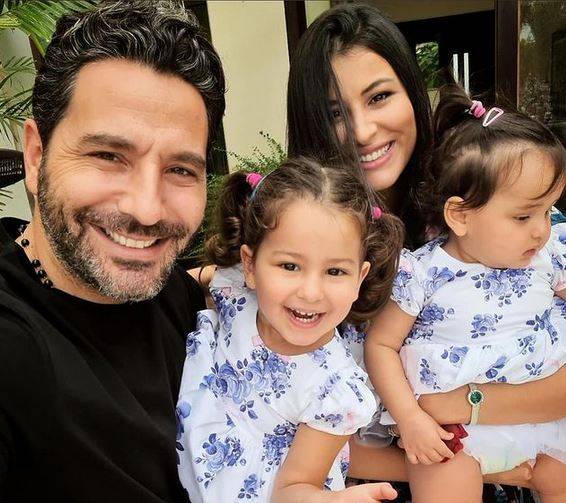 وسام بريدي في فيديوهات طريفة مع ابنته.. هل ينجح بتعليمها اللغة العربية؟