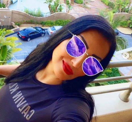 بالفيديو - سمية الخشاب تستعرض نحافتها بفستان ضيق وقصير