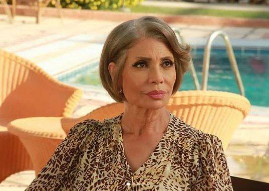 سوسن بدر تحرج وتعاقب متابعاً تمنى لها الموت!