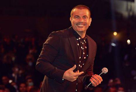 بالفيديو - عمرو دياب يواجه التدخل بحياته الشخصية بأسلوبه الذكي