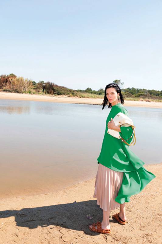 VLENTINO RESORT 2020 أناقة بأنماط تجريدية حرّة