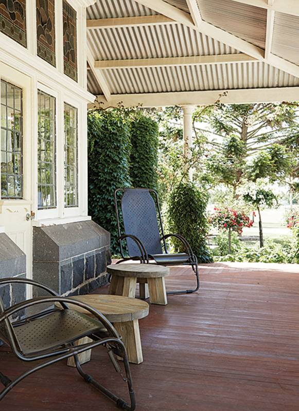 ركن من «الترّاس» الخارجي نُسق بقطع من الأثاث الصناعي وقد أُعيد تدويره