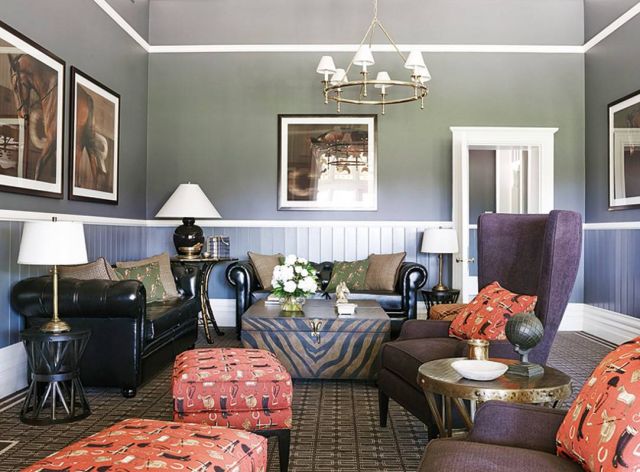 في صالة الجلوس، تناغم بين الألوان المتضاربة وانسجام