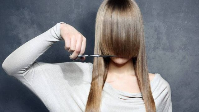 خطوات سهلة لقص غرة الشعر بنفسك في المنزل