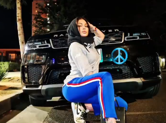 بالصور - طرافة هيفاء وهبي تلفت نظر صحافي أميركي... وهذا تعليقه