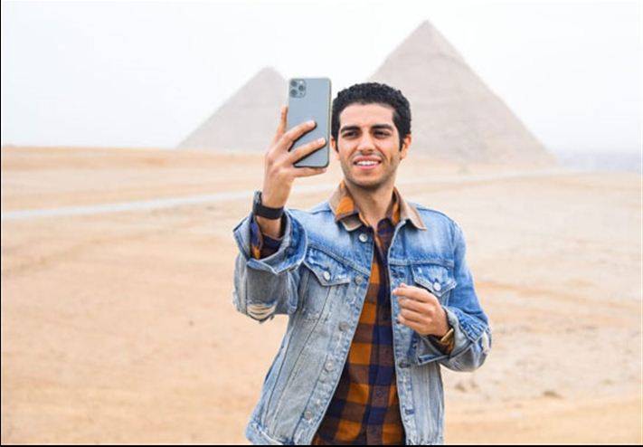 بالصور - مينا مسعود عند سفح الأهرامات