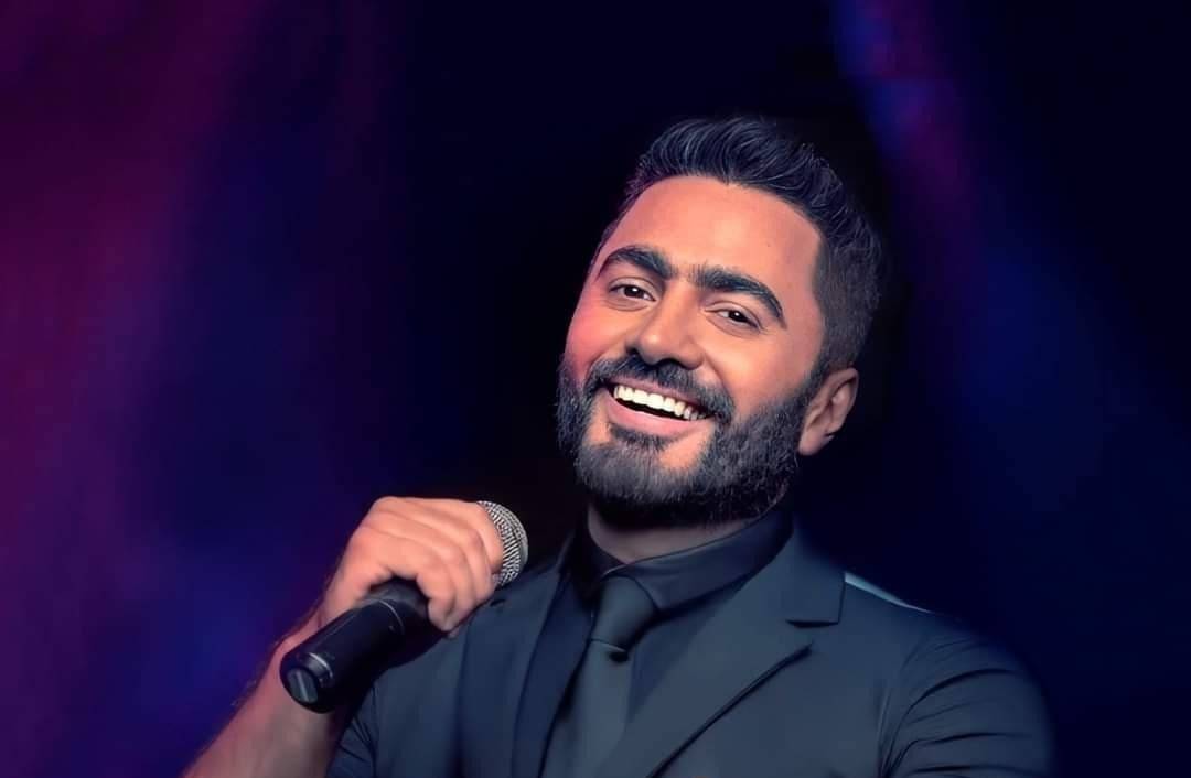 بالصور - تامر حسني يلبّي طلب غريب من معجبة... ويحقق هذه الأمنية