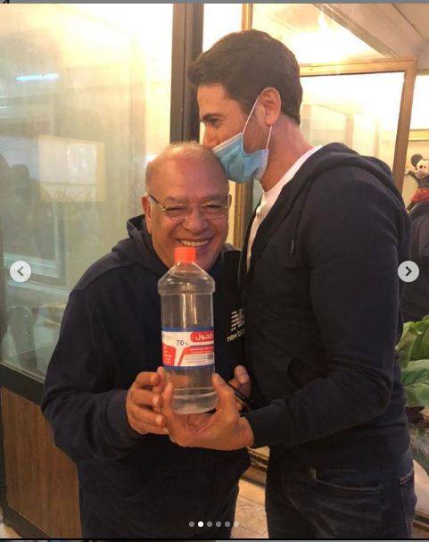 أحمد عز يهدي صلاح عبد الله زجاجة كحول