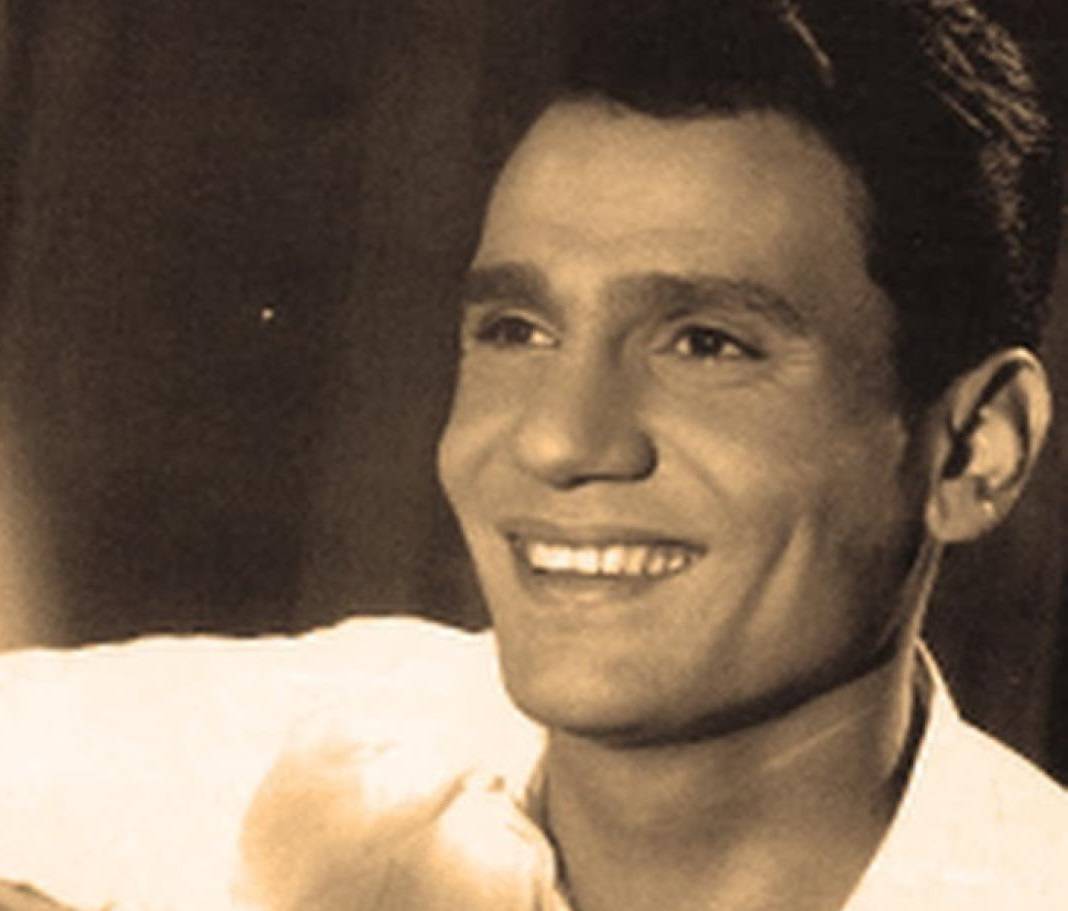 صورة نادرة – عبد الحليم حافظ على فراش المرض في أيامه الأخيرة محاطاً بالأطفال